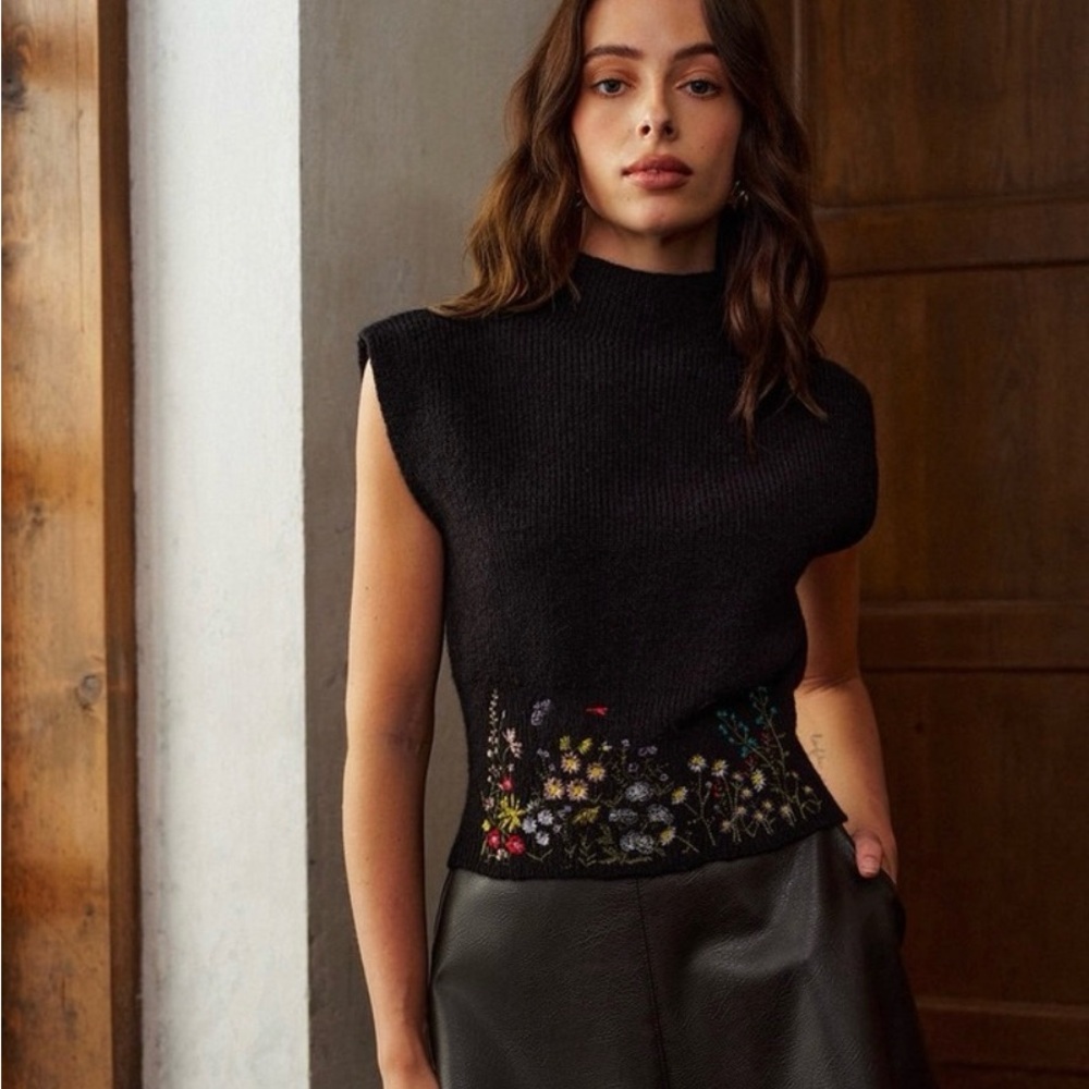 NWT Commense Sleeveless Mock Neck Knit Top Floral Embroidered Waist Sweater Vest